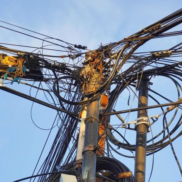 🔌🏙️ ADIÓS CABLES COLGANTES: NUEVA LEY MANDARÁ TODO EL ENREDO AL SUBSUELO