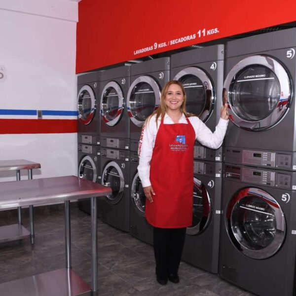ANA MUÑIZ INAUGURA LA PRIMERA LAVANDERÍA MUNICIPAL GRATUITA EN SAN MATEO ATENCO