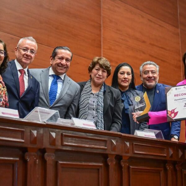 DELFINA GÓMEZ RECONOCE 37 PROYECTOS MUNICIPALES QUE MEJORAN LA ATENCIÓN CIUDADANA